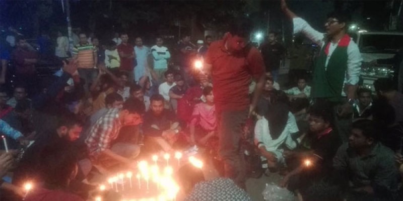 চাকরিতে মুক্তিযোদ্ধা কোটা বহালের দাবিতে প্রধানমন্ত্রীর রাজনৈতিক কার্যালয়ের সামনে আন্দোলোন॥   