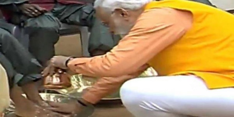 ভারতের কুম্ভমেলায় পরিচ্ছন্নতা কর্মীদের পা ধুইয়ে দিলেন নরেন্দ্র মোদী।   