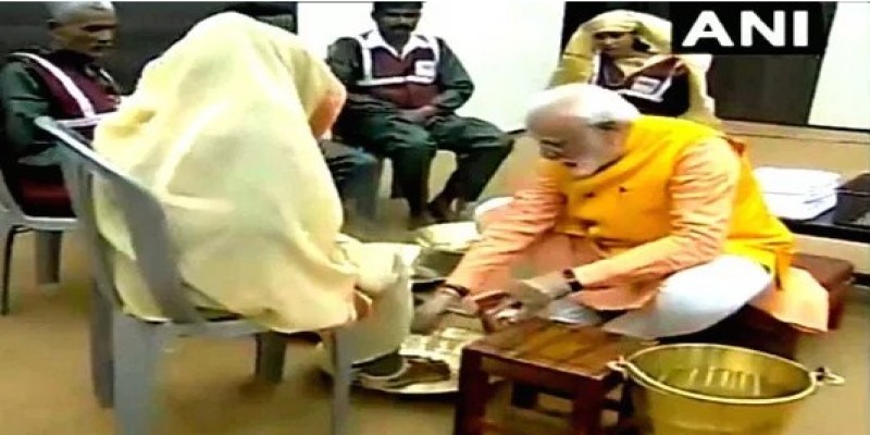ভারতে পরিচ্ছন্ন কর্মীদের পা ধুয়েই বিপাকে পড়লেন প্রধানমন্ত্রী মোদি॥   