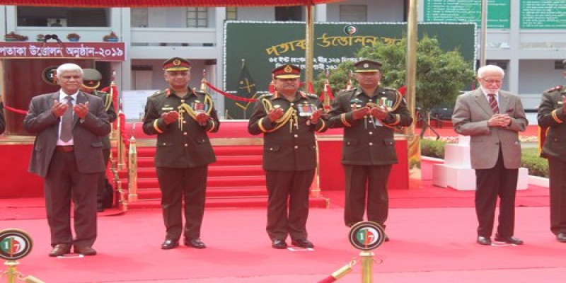 ১৭ পদাতিক ডিভিশনের নতুন পাঁচটি নতুন ইউনিটের পতাকা উত্তোলন করলেন সেনাপ্রধান জেনারেল আজিজ আহম্মেদ॥   