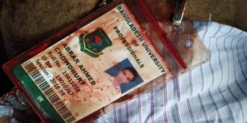 রাজধানীতে বাসচাপায় আবারও শিক্ষার্থী নিহত, সড়ক অবরোধ