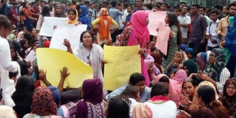 সু-প্রভাত বাসের রুট পারমিট বাতিলসহ শিক্ষার্থীদের ১২ দফা দাবিতে সড়ক অবরোধ