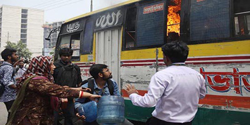 শিক্ষার্থীদের ফাঁসাতে ‘সুপ্রভাত’ বাসে পরিবহন শ্রমিকের আগুন॥অভিযোগ শিক্ষার্থীদের