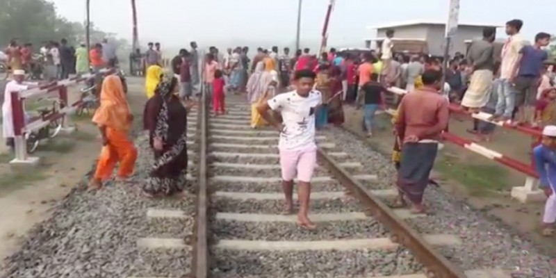 ট্রেনের ধাক্কায় ৩ মোটরসাইকেল আরোহী নিহত