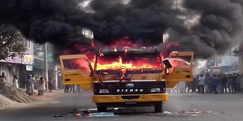 নিরাপদ সড়কের দাবীতে আন্দোলনের মধ্যেই আজ ঝরল ৩ শিক্ষার্থীসহ ৪ জনের প্রাণ॥