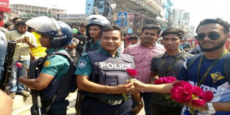 রাজধানীতে নিরাপদ সড়কের দাবীতে আন্দোলনে বাঁধা॥পুলিশ ফুল দিলো শিক্ষার্থীরা