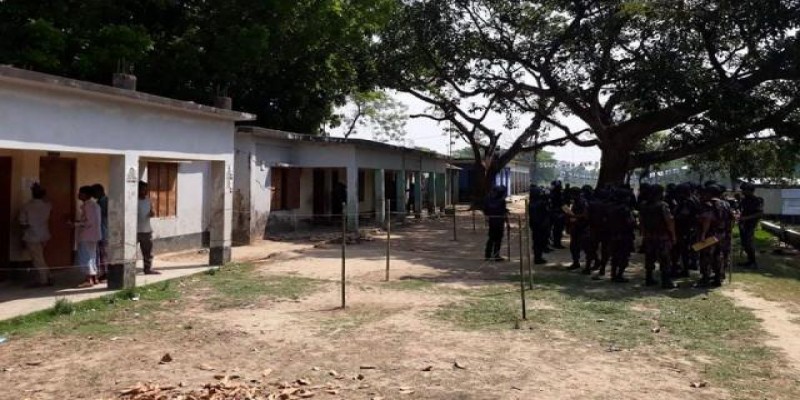 উপজেলা নির্বাচন॥চট্রগ্রামে ভোটকেন্দ্র দখল নিয়ে গোলাগুলি,পুলিশ সদস্য গুলিবিদ্ধ