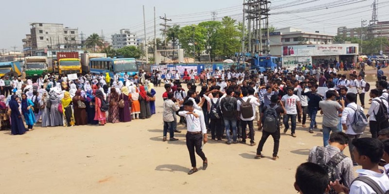 নিরাপদ সড়কের দাবীতে গাজীপুরে মহাসড়ক অবরোধ করেছে শিক্ষার্থীরা॥