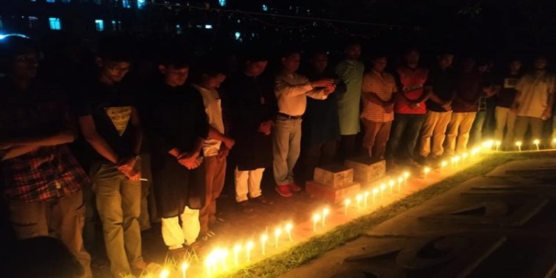 ভয়াল ২৫ মার্চের শহীদদের স্মরণে জাহাঙ্গীরনগর বিশ্ববিদ্যালয়ে মোমবাতি প্রজ্জ্বলন॥   