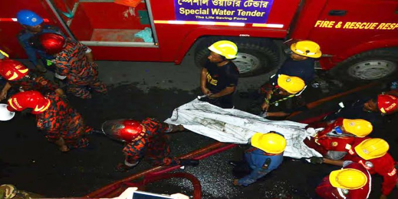 বনানীর এফ আর টাওয়ারের আগুন নিয়ন্ত্রনে॥বের করা হচ্ছে সারি সারি মরদেহ