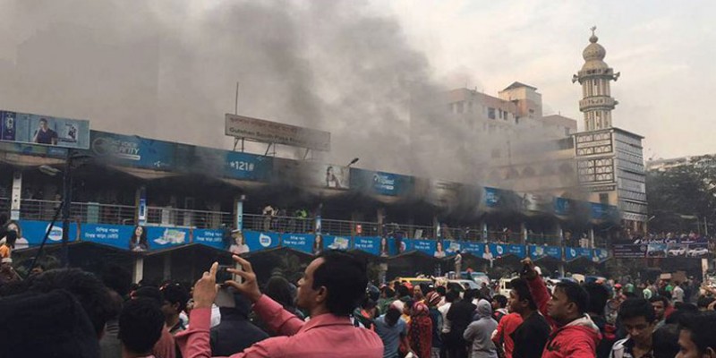 কাকভোরে গুলশান-১ ডিসিসি মার্কেটে আগুন॥ কাঁচাবাজার পুড়ে ছাই