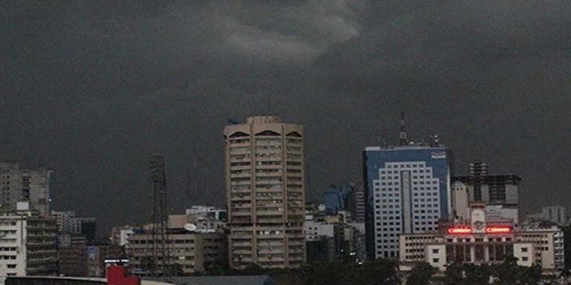 গতরাতে ঢাকায় ৭৪ কিলোমিটার বেগে আঘাত হানে কালবৈশাখী ঝড়॥   