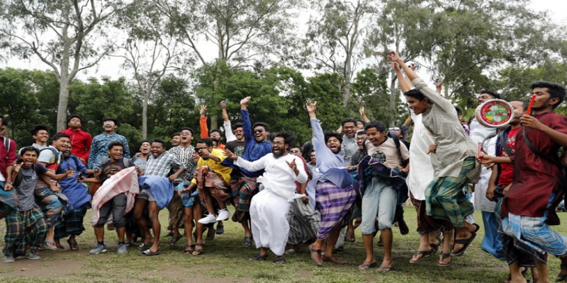 ঢাবিতে শিক্ষার্থীদের লুঙ্গি পরে ক্লাস, ঘোরাঘুরি।