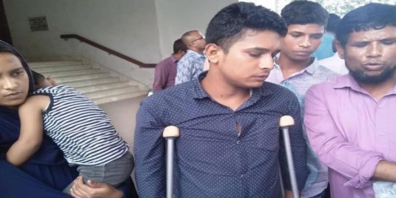 সড়ক দুর্ঘটনায় আহত রাসেল সরকারকে কৃত্রিম পা দিচ্ছে সিআরপি॥   