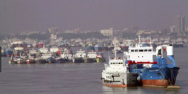 ১১ দফা দাবিতে খুলনা ও মোংলায় পণ্যবাহী নৌ চলাচল বন্ধ॥   