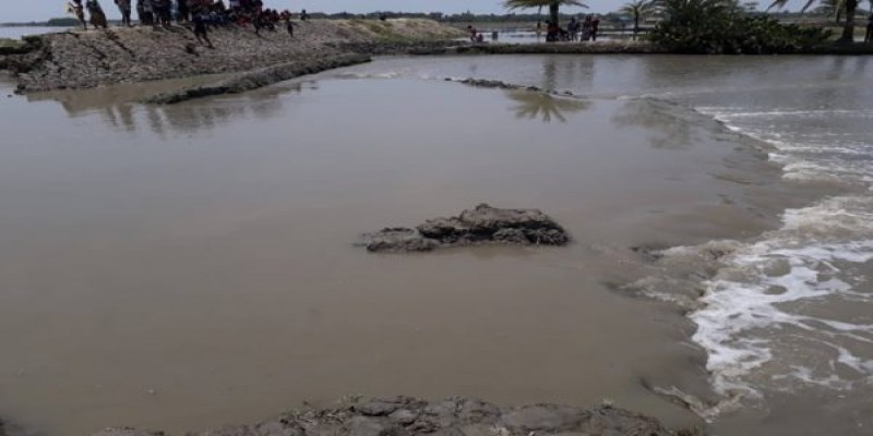 সাতক্ষীরার খোলপেটুয়া নদীর ভেড়িবাধ ভেঙে আশাশুনি উপজেলার দুটি গ্রাম প্লাবিত॥