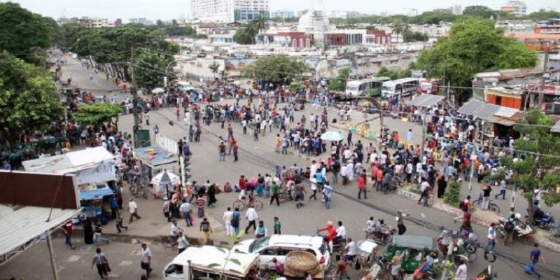 ঢাবি প্রক্টরের আশ্বাসে নীলক্ষেত ছাড়লেন বিশ্ববিদ্যালয়ের অভিভুক্ত কলেজ শিক্ষার্থীরা