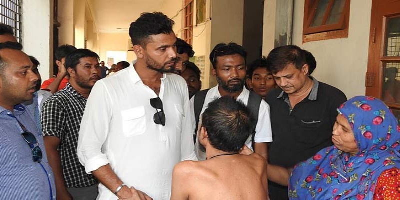 সাবাশ নড়াইল এক্সপ্রেস॥অনিয়ম ধরতে রোগী সেজে হাসপাতালে হানা মাশরাফির