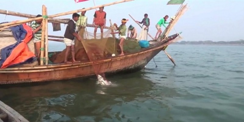 দীর্ঘ ২ মাস নিষেধাজ্ঞা শেষে ইলিশ ধরার প্রস্ততি নিচ্ছেন জেলেরা