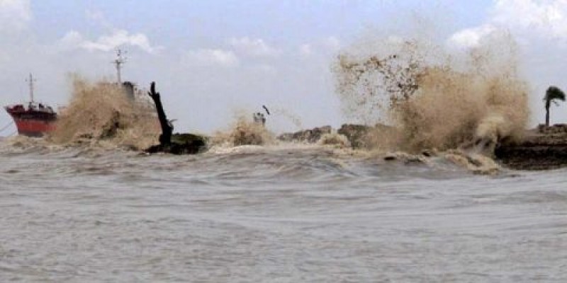 ধীরে ধীরে শক্তি কমছে ঘূর্ণিঝড় ফণী॥ভোর রাতে আঘাত হানতে পারে খুলনায়