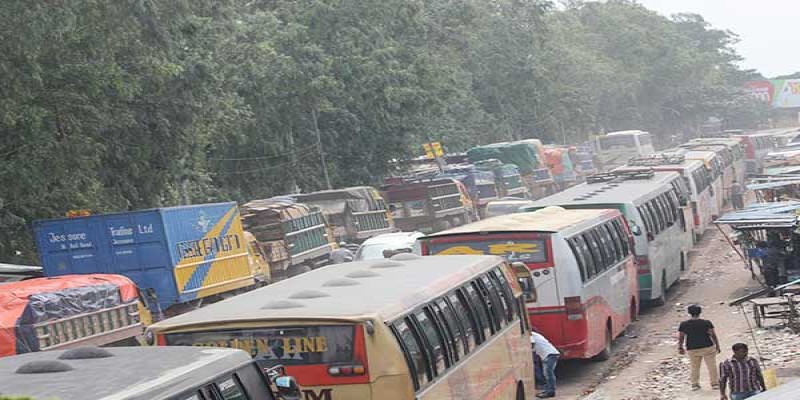 ঘূর্নিঝড় ফনি’র প্রভাবে পাটুরিয়া-দৌলতদিয়া ঘাটে পারের অপেক্ষায় সহস্রাধিক গাড়ি