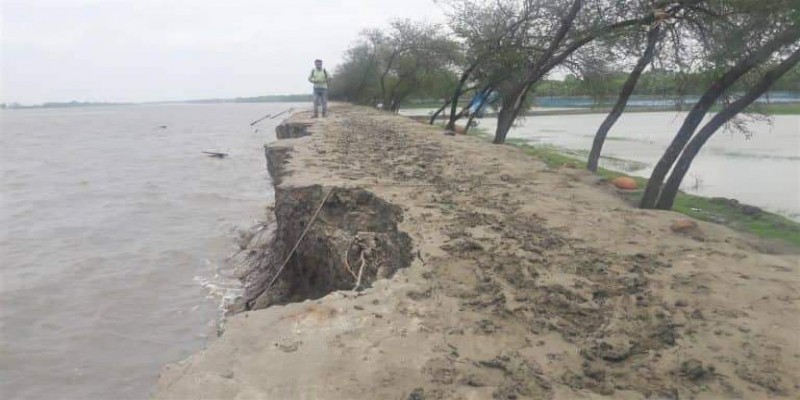 দেবহাটার ইছামতি নদীর বেড়িবাধে ভাঙ্গন॥বিলিন হচ্ছে বাংলাদেশের ভূখন্ড, আতঙ্কে লাখো মানুষ