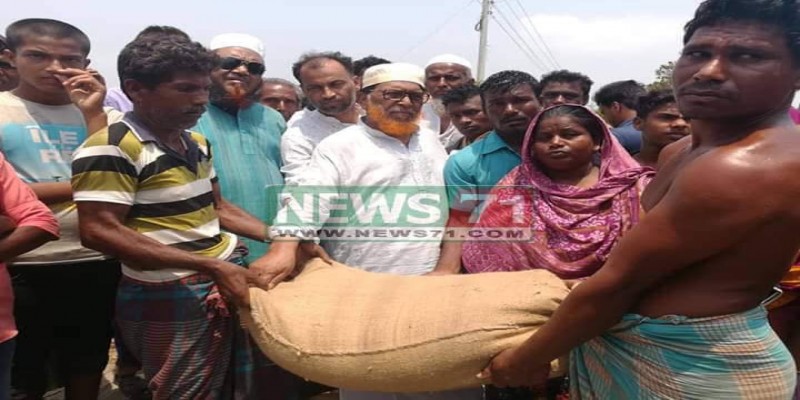 দেবহাটা কুলিয়ায় অগ্নিকান্ডে ক্ষতিগ্রস্ত পরিবারকে আর্থিক সাহায্য প্রদান করলেন উপজেলা চেয়ারম্যান