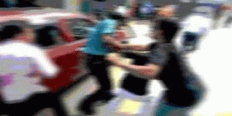 পুলিশকে পিটিয়ে ইয়াবা ব্যবসায়ীকে হাতকড়াসহ ছিনতাই