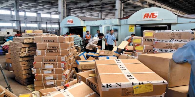 ঢাকা বিমান বন্দেরের কার্গো গুদামে বিপজ্জনক মালামাল ॥ সন্ধান নেই মালিকের