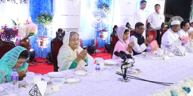 গণভবনে ইফতারে নিজের অসুস্থতার কথা জানালেন শেখ হাসিনা