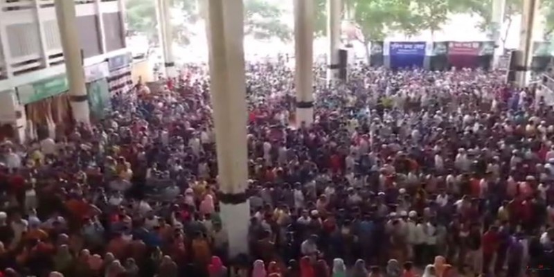 ঈদযাত্রায় রেলের টিকিট কিনতে কমলাপুরে জনস্রোত ।।   