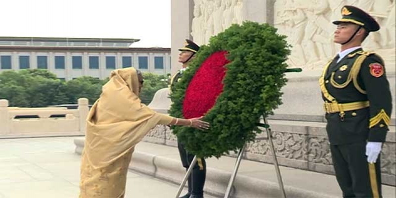 চীনের জাতীয় বীরদের স্মৃতিস্তম্ভে প্রধানমন্ত্রী শেখ হাসিনার শ্রদ্ধা নিবেদন ॥