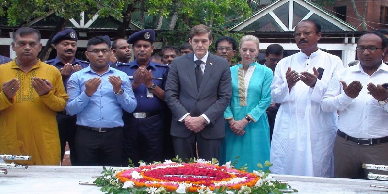 টুঙ্গিপাড়ায় বঙ্গবন্ধুর সমাধিতে শ্রদ্ধা জানালেন মার্কিন রাষ্ট্রদূত রবার্ট মিলার।।