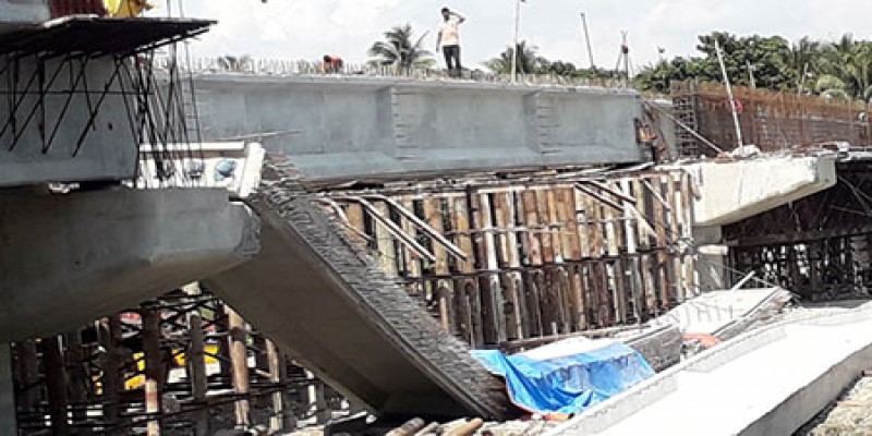 নির্মাণের আগেই ঝিনাইদহ শহরে ভেঙ্গে পড়ল নির্মানাধীন ব্রিজের গার্ডার॥