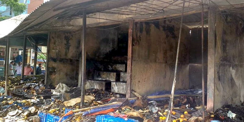 কুমিল্লার প্রধান ফল মার্কেট পুড়ে ছাই ॥