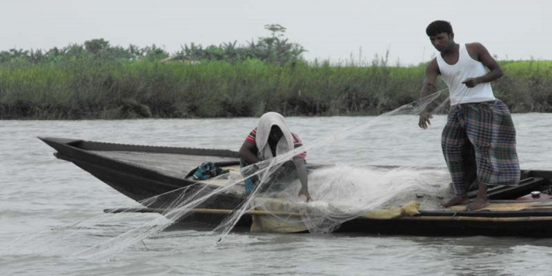 নদীতে মিলছে না পর্যাপ্ত ইলিশ ॥ দেনায় জেলেরা