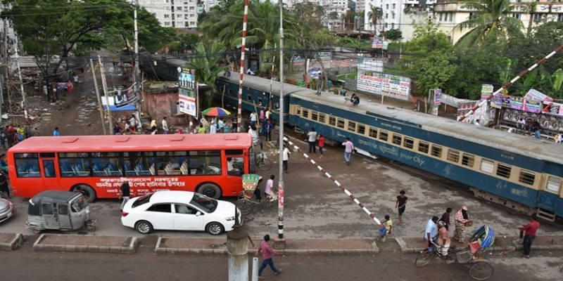 চাষাঢ়া রেল ক্রসিংয়ে ট্রেনের ইঞ্জিন বিকল॥ তীব্র যানযট