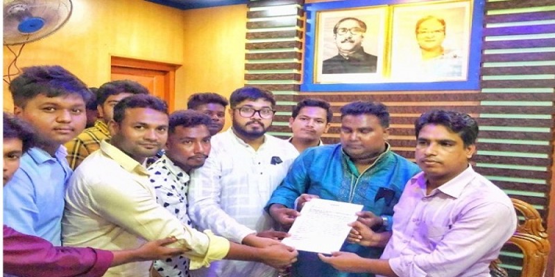 বঙ্গবন্ধুর পলাতক খুনিদের ফাঁসি কার্যকরের দাবিতে স্মারকলিপি প্রদান