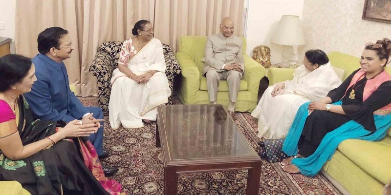 লতা মঙ্গেশকরের বাসায় ভারতের রাষ্ট্রপতি রামনাথ কোবিন্দ॥