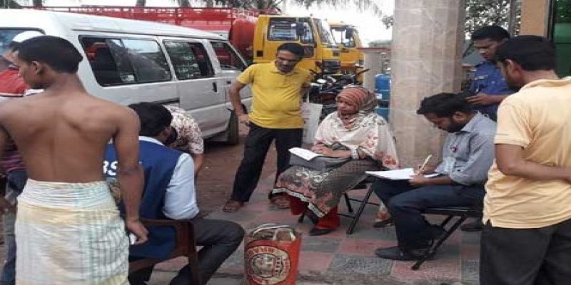 অনিয়মের অভিযোগে বরগুনায় তেলের পাম্পকে ৩৫ হাজার টাকা জরিমানা॥