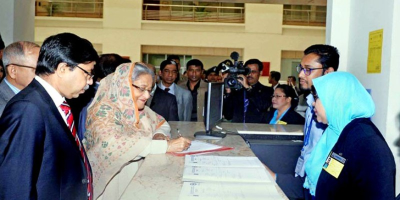 ১০ টাকার টিকিট কেটে চোখের চিকিৎসা নিলেন প্রধানমন্ত্রী শেখ হাসিনা॥