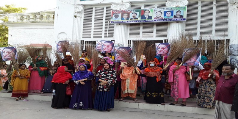 রওশন এরশাদের বিরুদ্ধে রংপুরে মহিলা পার্টির ঝাড়ু মিছিল॥