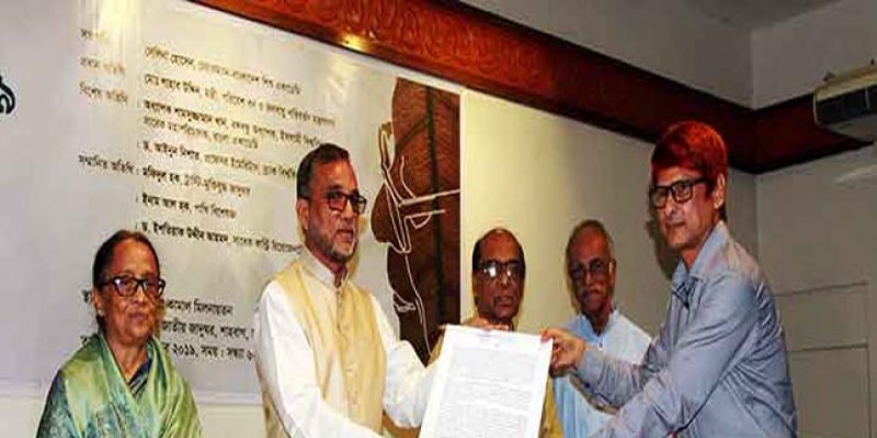 দ্বিজেন শর্মা নিসর্গ পুরস্কার-১৯ পেলেন ড. মনোয়ার হোসেন॥