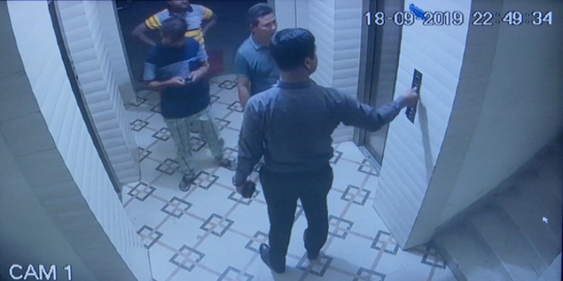 পুলিশ পরিচয়ে ১৫ নেপালিকে পলায়নে সহায়তা॥   