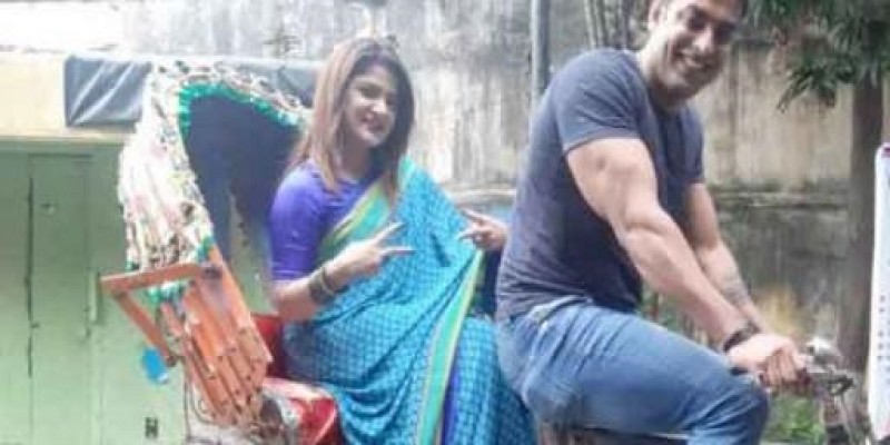 ঢাকায় স্বামীর রিকশায় ঘুরছেন কলকাতার অভিনেত্রী শ্রাবন্তী॥
