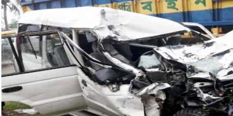 বাস-পাজেরোর সংঘর্ষ ॥ পেট্রোবাংলা কর্মকর্তাসহ নিহত ২w