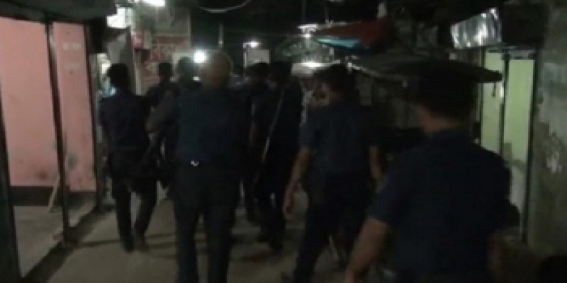 মালিবাগের সৈনিক ক্লাবে অভিযানে পুলিশ॥বোর্ড জব্দ