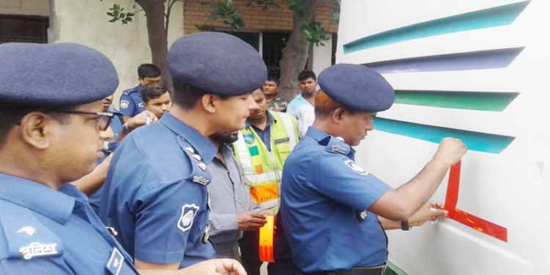 বিনামূল্যে গাড়িতে রিফ্লেক্টিং স্টিকার বিতরণ করল পুলিশ॥