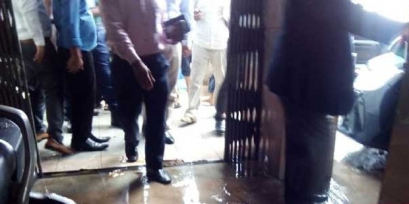 প্রবল বর্ষনে জল থৈ থৈ সচিবালয়॥তলিয়ে গেছে লিফট,হাতে উঠেছে পায়ের জুতো