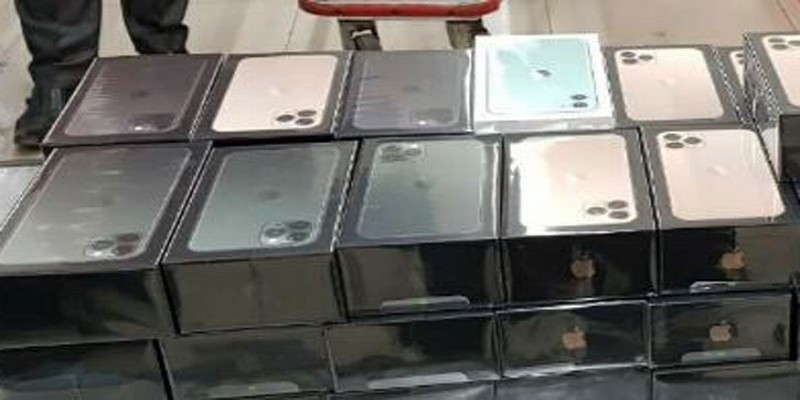 হজরত শাহজালাল আন্তর্জাতিক বিমানবন্দরে ৭৩টি আইফোন জব্দ ।।